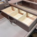 COMODA MDF/CUERO/ACABADO CRISTAL MARRON