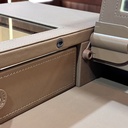 COMODA MDF/CUERO/ACABADO CRISTAL MARRON