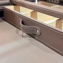 COMODA MDF/CUERO/ACABADO CRISTAL MARRON